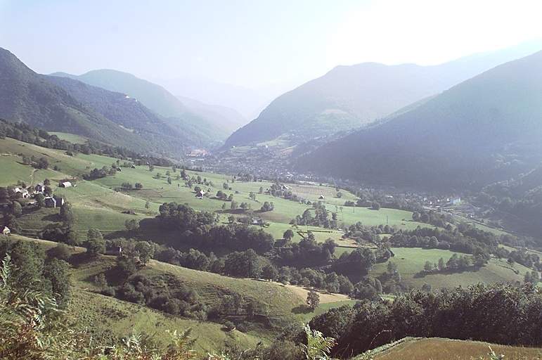 La vallée d'Aure à Sarrancolin, vue vers le sud.