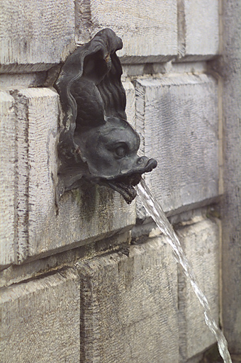 Goulot de bronze en forme de dauphin.
