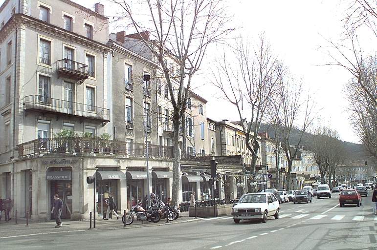 Les terrasses établies le long du boulevard, devant les immeubles situés sur le tracé de l'enceinte.