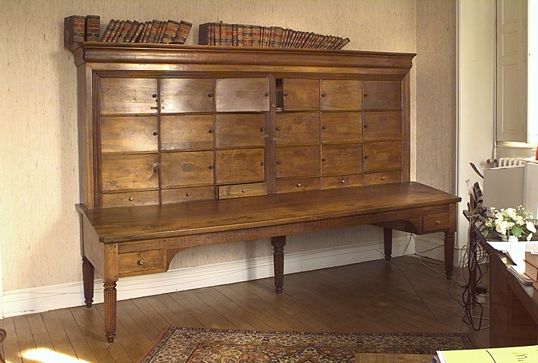 Armoire ; pupitre