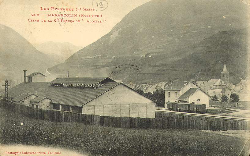 La gare au début du 20e siècle, avec au premier plan l'usine 'Aloxite'.