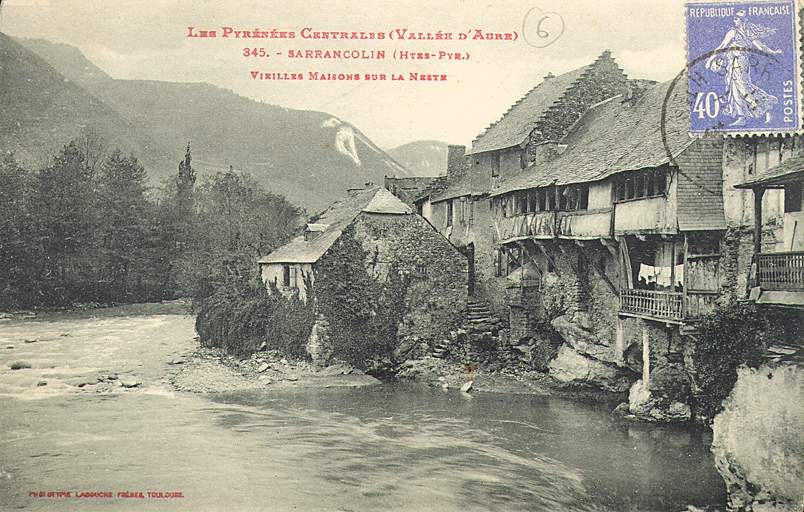 Maisons au bord de la Neste, au début du 20e siècle.