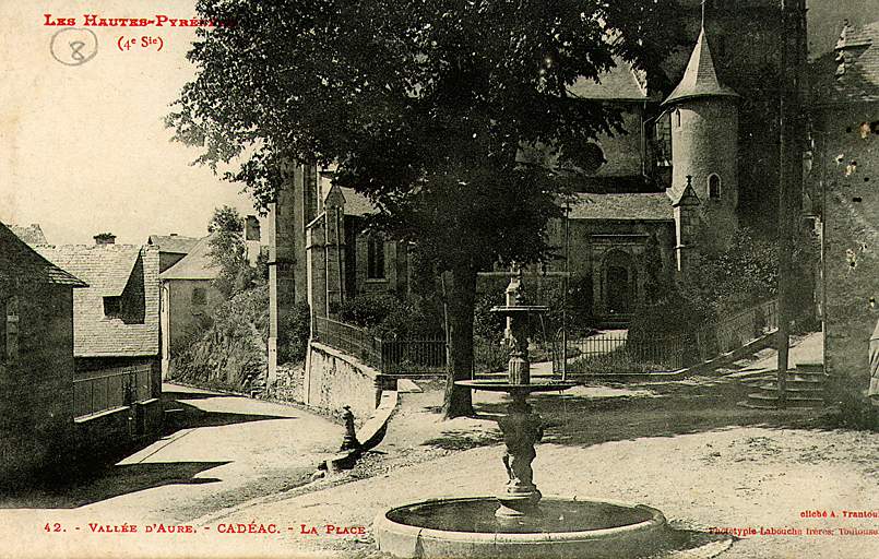 La fontaine et la place de l'église au début du 20e siècle.