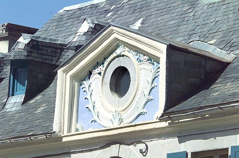 Fronton décoré.
