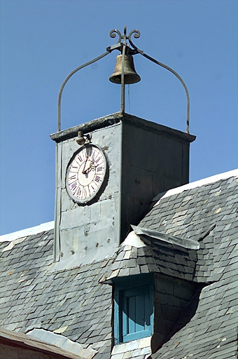 Détail du toit : clocheton et lucarne.