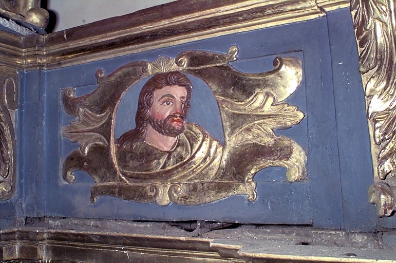 Cartouche à gauche de l'entablement : médaillon de saint Joseph (?), après nettoyage.