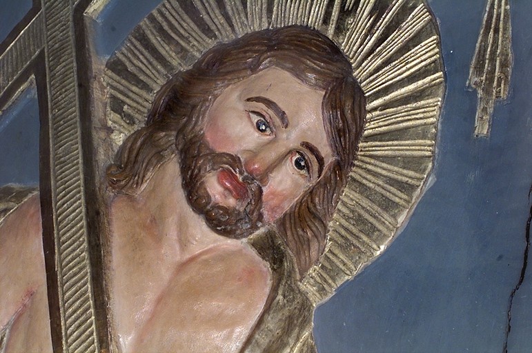 Détail du fronton : visage du Christ, après nettoyage.