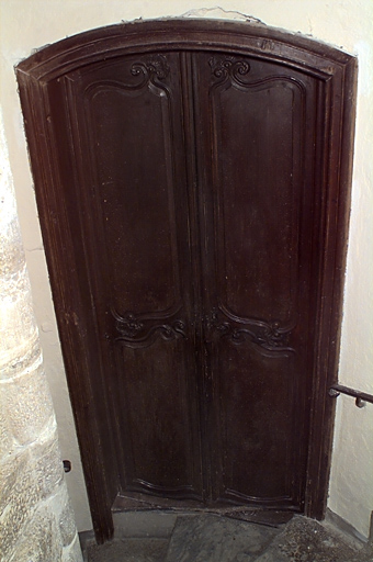 Porte intérieure reliant la tour d'escalier au logis du 18e siècle.