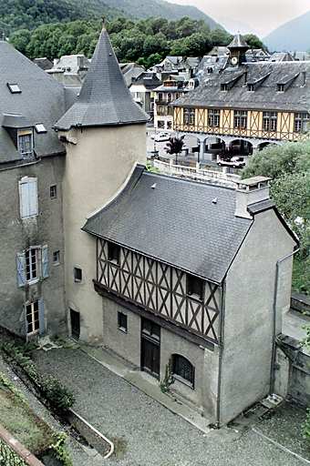 Logis et tour d'escalier du 16e siècle.