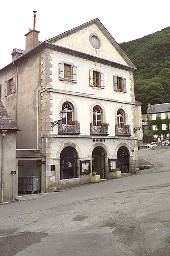 Mairie, halle, école