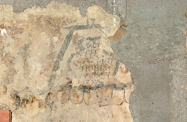 Détail de l'autel votif dédié à sainte Cécile. L'inscription.