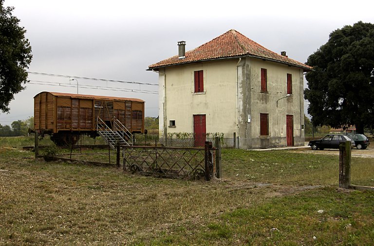 Vue depuis le nord-ouest de la façade donnant sur la route nationale 20.