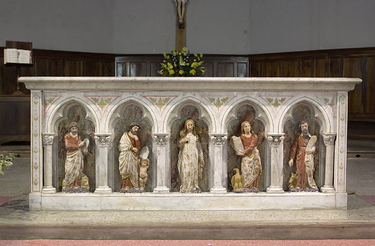 Ensemble du maître-autel, de style néo-gothique : autel tombeau et ses 7 statuettes (Saint évêque, Les quatre Evangélistes et le Christ Bon Pasteur, saint Paul Ermite)