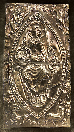 Vue d'ensemble de la plaque d'une reliure: le Christ trônant entre les symboles des évangélistes