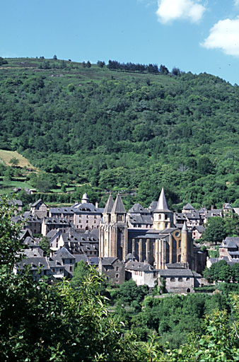 Vue de l'abbatiale dans le village