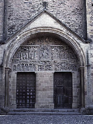 Portail de l'église, le tympan