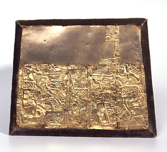 Plaque de la Crucifixion, or pur repoussé en faible relief à la pointe, datée de la fin du 8e siècle.