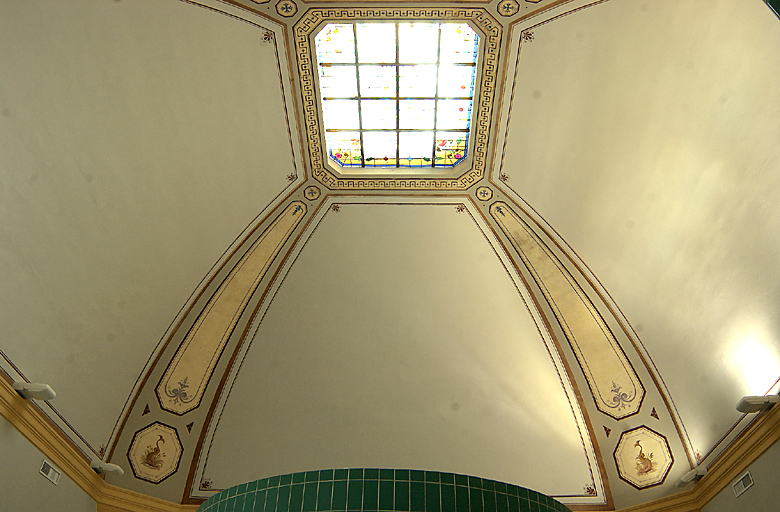 Vue d'ensemble du décor de la salle d'humation.