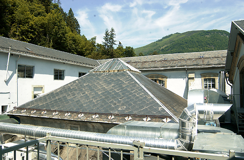 Vue sur la coupole de la salle d'humation dans la cour arrière.