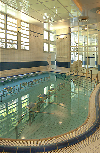 Piscine intérieure de mobilisation : vue d'ensemble.