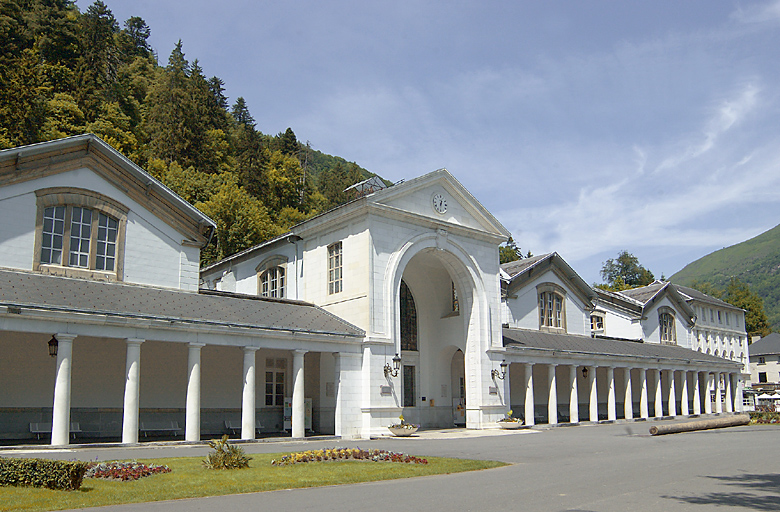 Vue d'ensemble de l'entrée principale et de la colonnade extérieure.