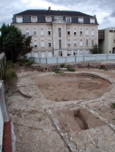 Vue des fondations mises au jour sur le site de l'hôpital, depuis le sud.