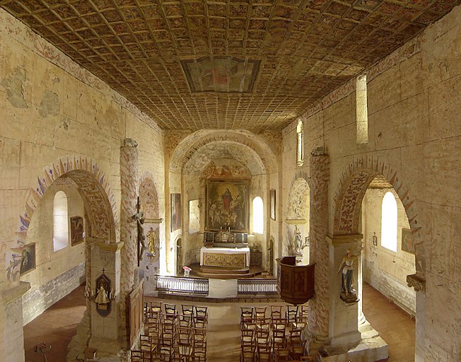 Intérieur, vue d'ensemble de la nef vers le choeur.