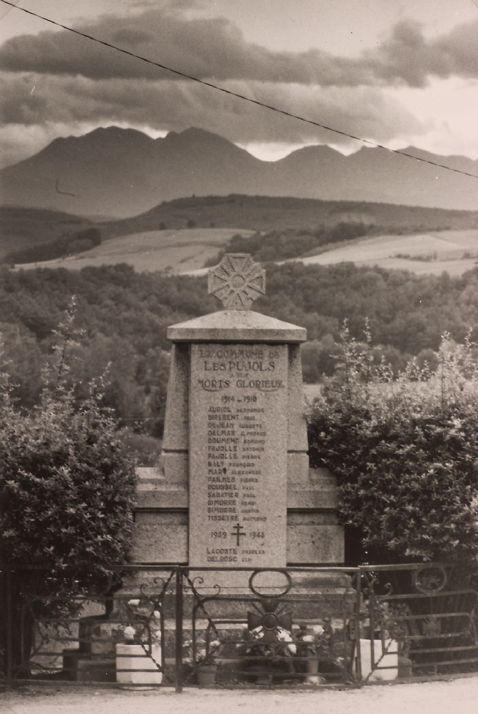 Reproduction d'une photographie présentant une vue d'ensemble du monument aux morts érigé en 1946 et situé, alors, devant la mairie actuelle.