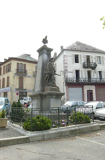 Vue d'ensemble depuis le nord-ouest du monument aux morts inauguré le 29 juillet 1923.