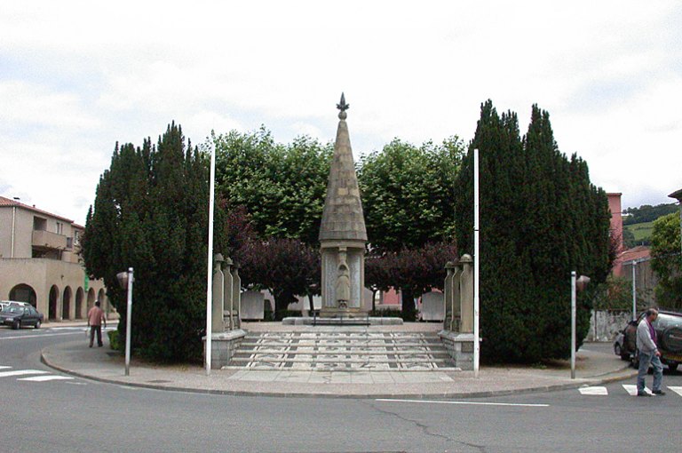 Vue d'ensemble du monument aux morts projeté par Patrice Bonnet et inauguré le 30 novembre 1924.