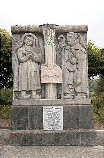 Vue d'ensemble depuis l'ouest du monument aux morts dédié aux martyrs de 1939-1945.