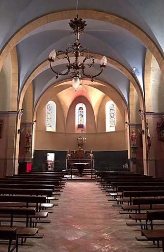 Vue de la nef et du choeur depuis l'entrée.