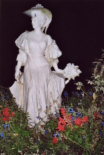 Vue de l'oeuvre, marbre blanc, par Hippolyte-Jules Lefèbvre, 1905, exécutée primitivement pour l'Opéra comique à Paris et déposée par le FNAC en 1921.