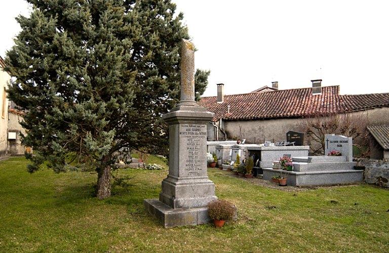 Vue d'ensemble depuis le nord-ouest du monument aux morts inauguré le 15 août 1919.