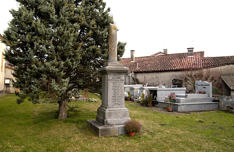 Vue d'ensemble depuis le nord-ouest du monument aux morts inauguré le 15 août 1919.