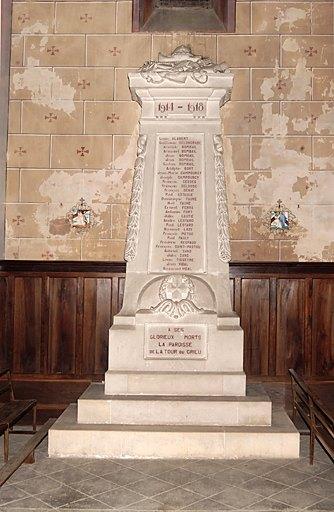 Ensemble du monument aux morts de la guerre de 1914-1918 et des statues (grandeur nature) de la Bienheureuse Jeanne d'Arc et de Saint Michel terrassant le démon avec leurs consoles