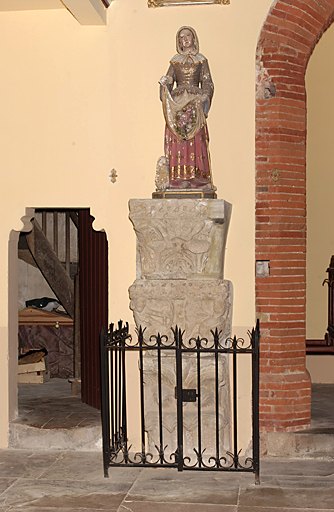 Ensemble de 3 chapiteaux d'époque romane : Homme barbu surgissant de rinceaux d'acanthe, Centaure combattant une harpie, Figures démoniaques