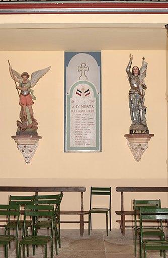 Ensemble du monument aux morts de la guerre de 1914-1918 et des deux statues (grandeur nature) de la Bienheureuse Jeanne d'Arc et de Saint Michel terrassant le démon avec leurs consoles