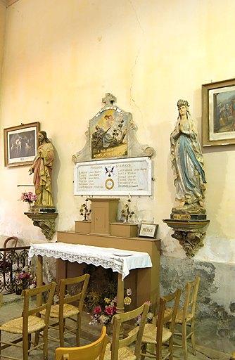 Ensemble du monument aux morts de la guerre de 1914-1918 et des statues (grandeur nature) avec leurs consoles : Sainte Jeanne d'arc, Immaculée Conception dite Notre Dame de Lourdes, Christ du Sacré-Coeur