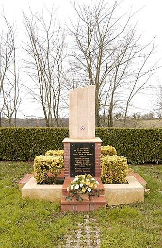 Vue d'ensemble, depuis le nord-est, du monument aux morts érigé en 1995 sur la place du village.