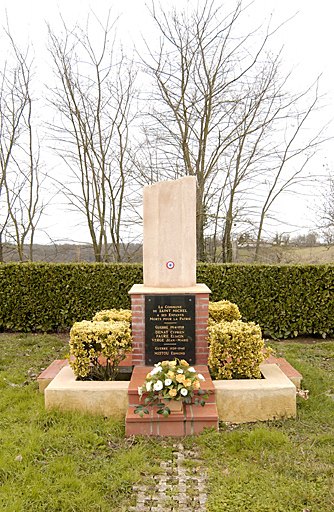 Vue d'ensemble, depuis le nord-est, du monument aux morts érigé en 1995 sur la place du village.