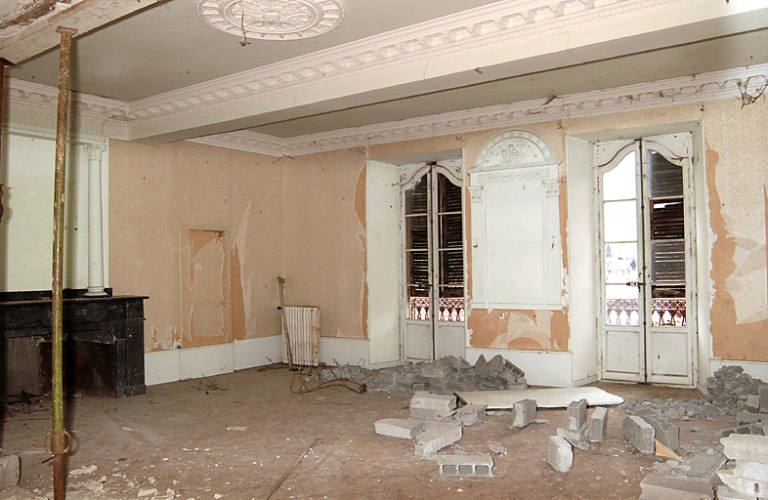 Décor du salon du 1er étage de style néo-classique : plafond, revêtement mural et lambris de revêtement, cheminée, trumeau de cheminée et manteau de cheminée, et 3 portes : Génies tenant des torches, Corbeille de fleurs