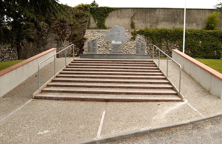 Vue d'ensemble, depuis le nord-ouest, du monument aux morts réalisé à l'initiative du Souvenir Français en 2001.