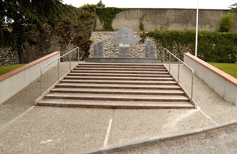 Vue d'ensemble, depuis le nord-ouest, du monument aux morts réalisé à l'initiative du Souvenir Français en 2001.