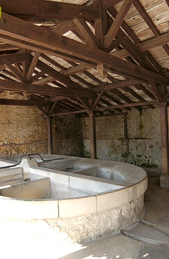 Lavoir de la grande place du village : vue intérieure.