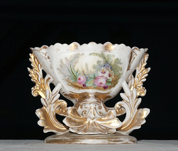 Vase d'autel, de style néo-rocaille : Bouquet de fleurs