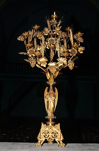 Ensemble de 2 chandeliers d'autel (garniture d'autel), de style néo-roman : Anges soutenant un bouquet de fleurs, d'épis de blé et de grappes de raisin