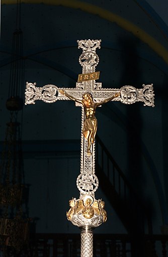 Croix de procession, de style néo-roman : Christ en croix, Anges tenant les instruments de la Passion