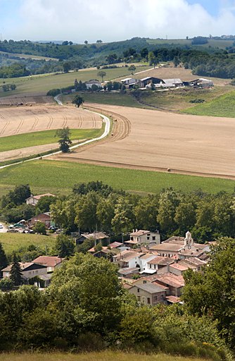 Vue plongeante sur une partie du village d'Escosse depuis les hauteurs du Terrefort.