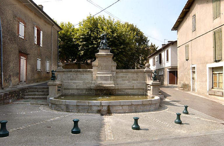 Vue d'ensemble du buffet d'eau à usage de fontaine et des 3 statues en fonte, par l'architecte Emile Sauret et l'entrepreneur Joseph Horte, 1912.